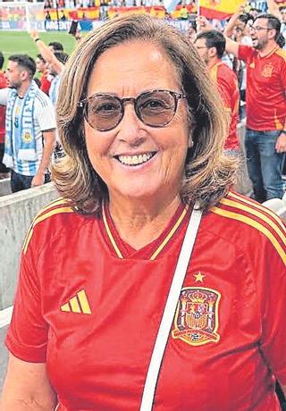 El fútbol ha dejado de ser un deporte exclusivo de los caballeros. Prueba de ello fue la final del Campeonato de Mundo celebrada en el MetLife Stadium de Nueva York., donde la mujer estuvo representada en un alto porcentaje en los graderíos. Aquí vemos a una murciana de El Palmar que se desplazó hasta la ciudad de los rascacielos para ver el esperado encuentro.