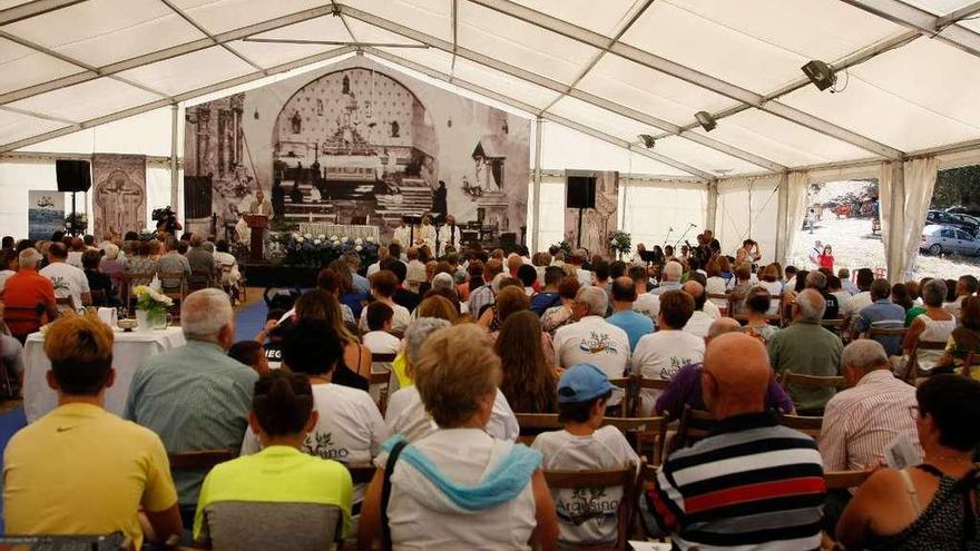 Originarios y descendientes de Argusino durante la celebración religiosa del pasado año.