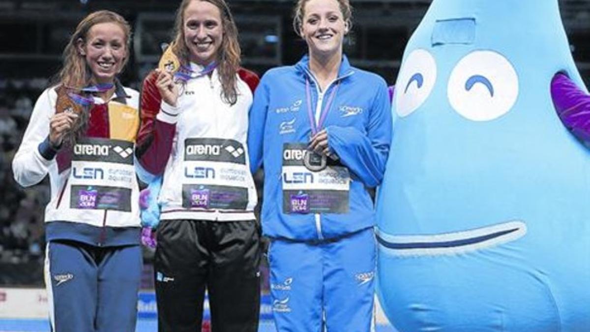 Vall, a la izquierda, posa con la medalla de bronce junto a la danesa Pedersen, campeona, y la británica Renshaw, plata.