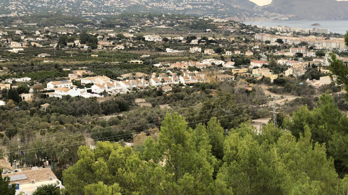 En primer término, parte de los terrenos del plan parcial de Bellas Artes de Altea .