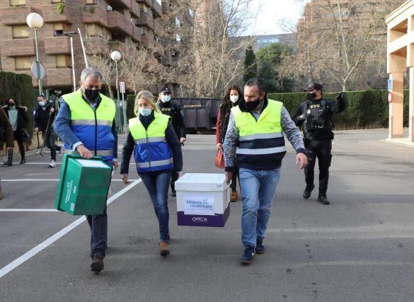 Llegada de las vacunas contra el covid a la residencia Romareda