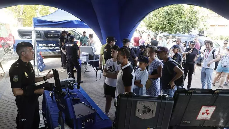 Exposición de medios de la Policía Nacional en la Vuelta