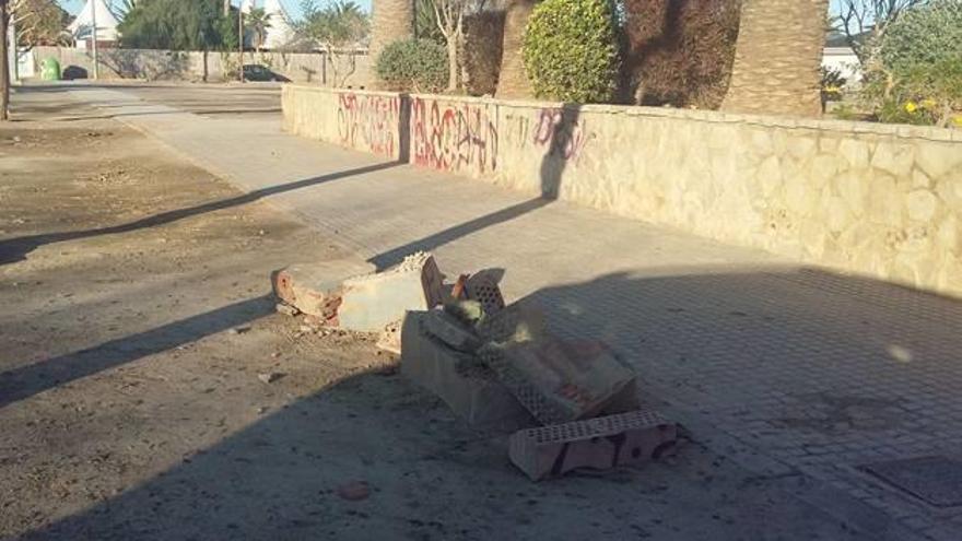 Agua estancada y obras sin acabar afean la playa del Port