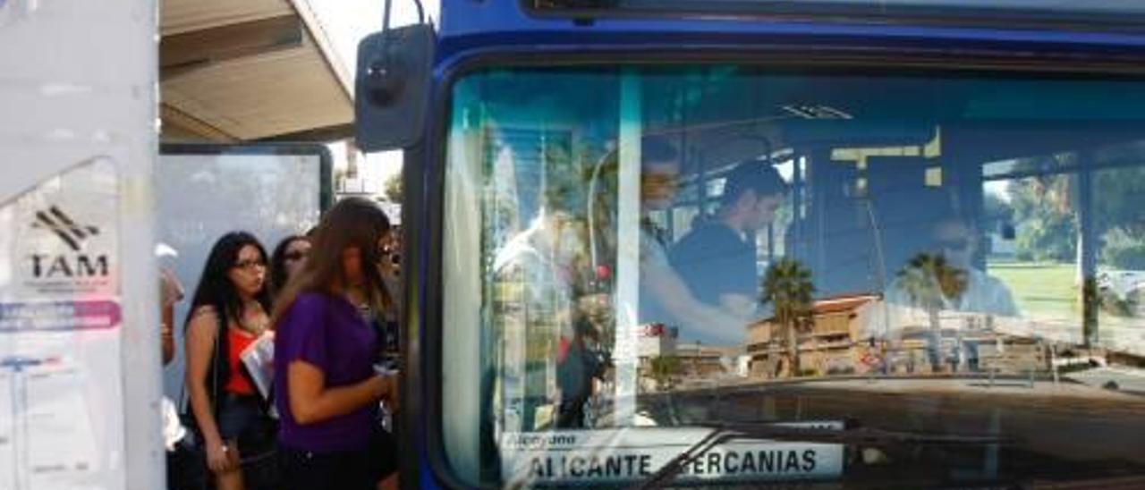 Uno de los autobuses que conectan Alicante con San Vicente del Raspeig
