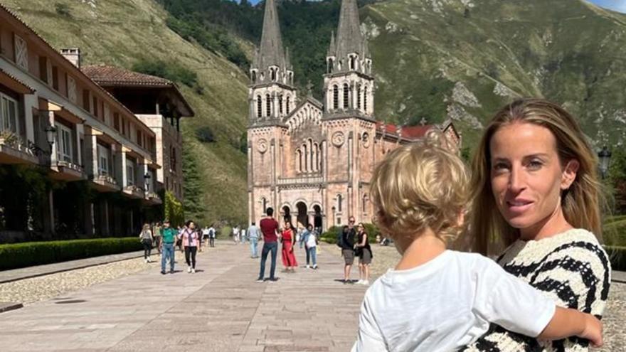 Marta Castro, con su hijo Hugo,  en Covadonga.