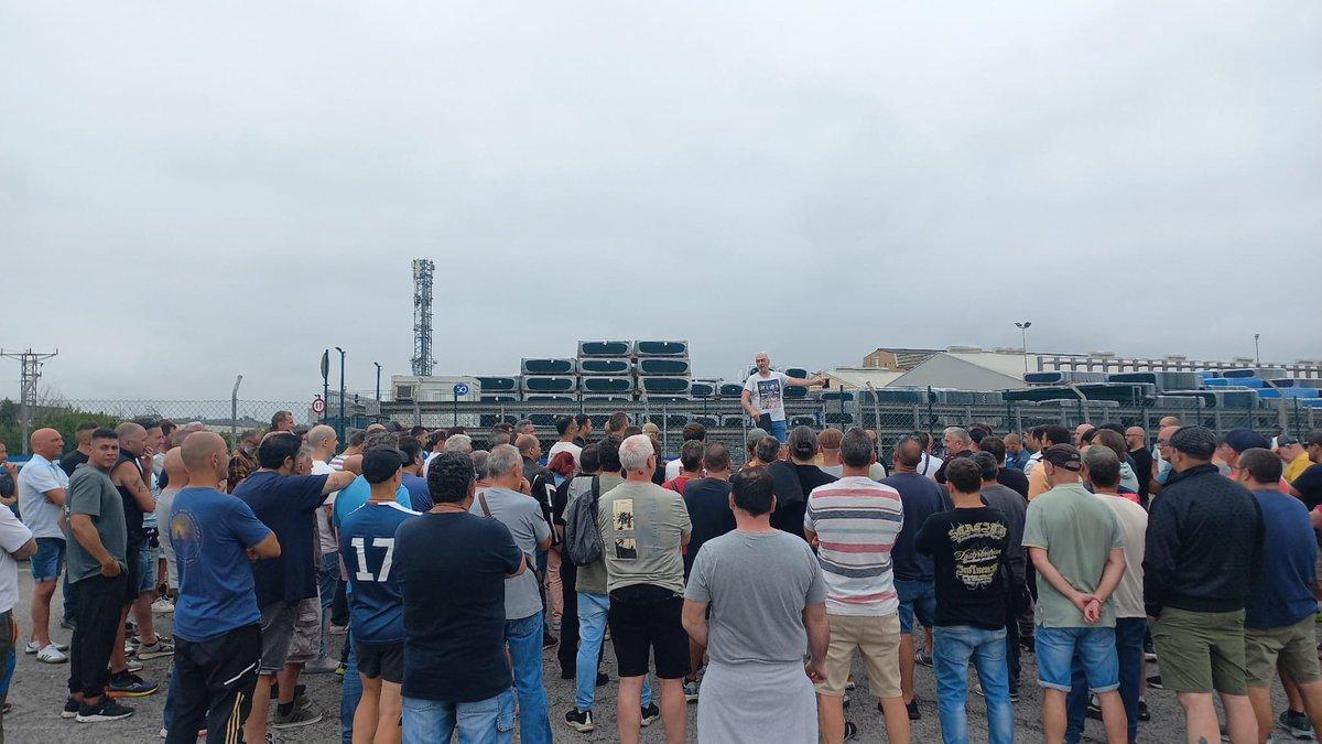 Asamblea de trabajadores ante la planta de Moreda Trefilería en Gijón