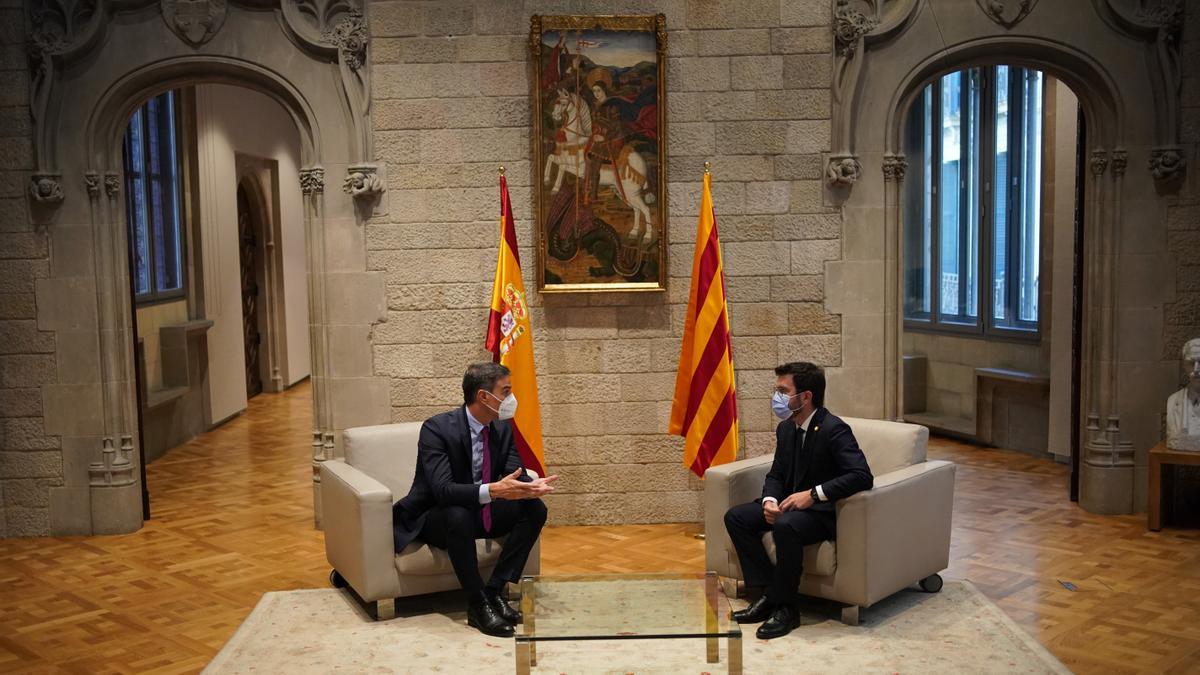 Pedro Sánchez (li), Ministerpräsident von Spanien, und Pere Aragones, katalanischer Regierungschef, bei ihrem Treffen in Barcelona (15.9.2021).