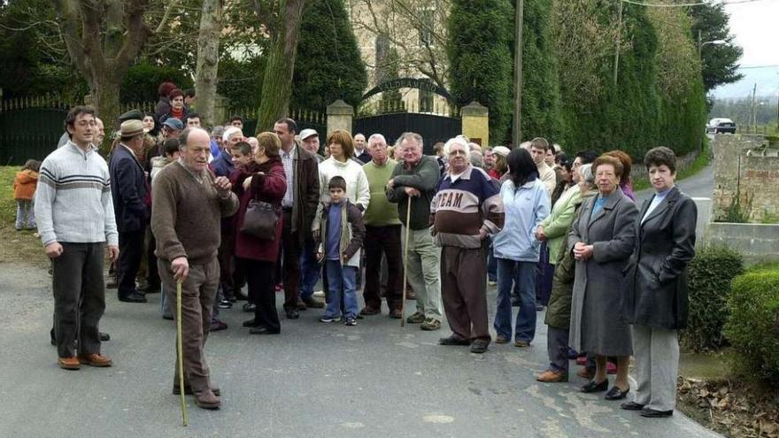 Vecinos concentrados en febrero de 2005 frente a Villa Julia para exigir la construcción de las aceras. juan varela