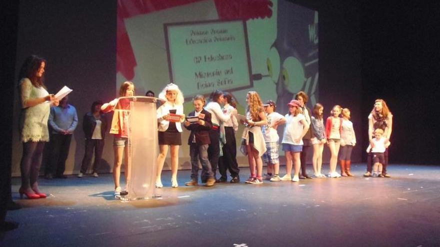 Los alumnos del colegio de Felechosa, recibiendo el premio de teatro.