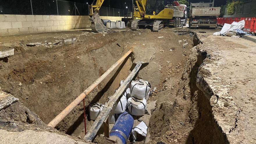 Las fotos del enorme socavón de Camí dels Reis, en Palma, que rompió una tubería y dejó sin agua a cuatro barrios