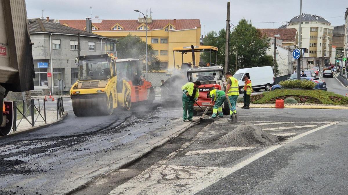 Atascos por las obras de asfaltado en la rotonda de As Cascas, en Betanzos.