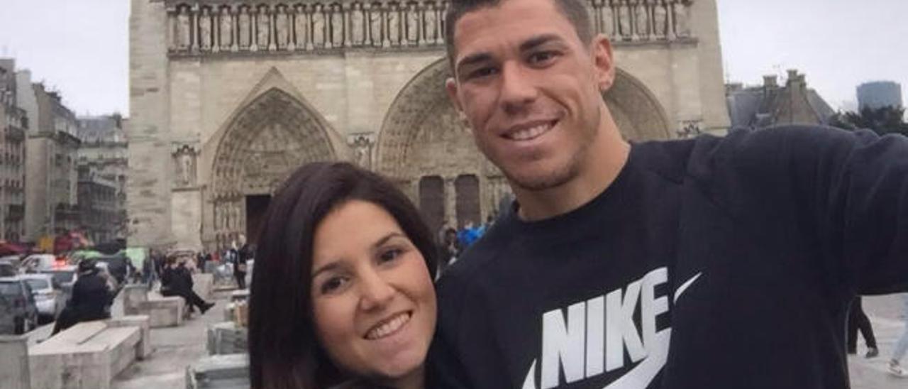 Raúl, junto a su futura esposa, Lilian Acevedo, en la Catedral de Notre Dame.