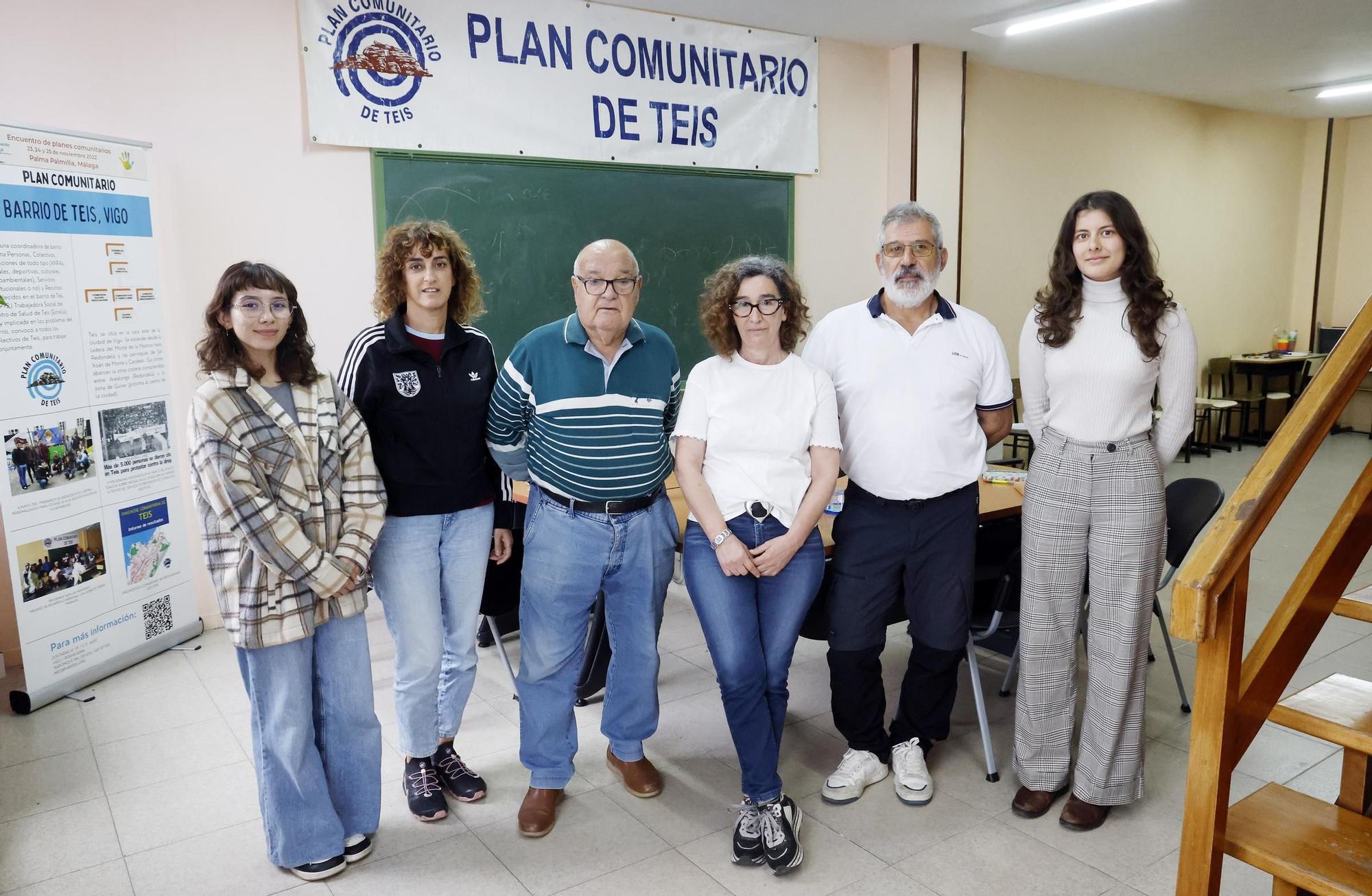 De izquierda a derecha: Jennifer, Marta, Basilio, Xenoveva, Eduardo y Malena, en el local de Plan Comunitario de Teis