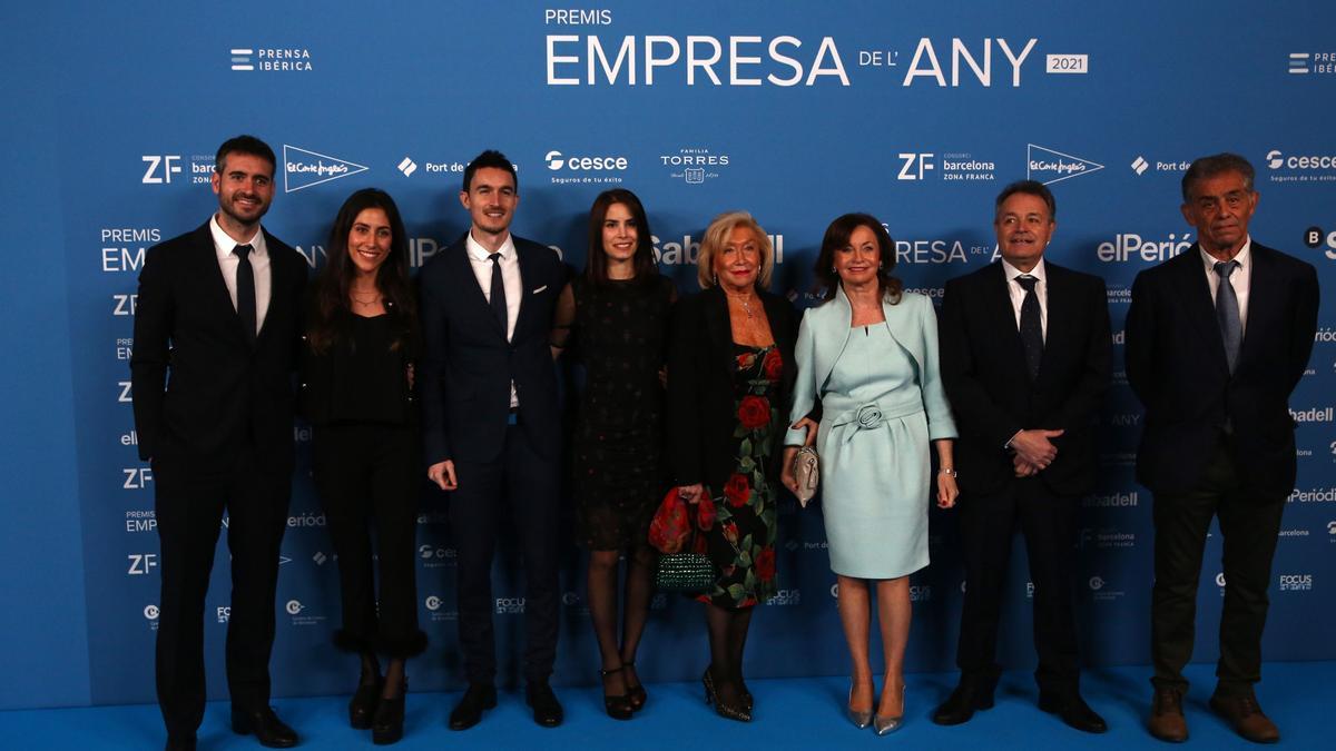 Premios EMPRESA DE L’ANY 2021 en la Llotja de Mar. En la foto (de I a D) Albert Boix, Aina Torrent, Xavier Boix, Patricia Tercero, Anna Maria Güell, Anna Bosch, Joan Boix y Manel Güell, de Grupo Noel Alimentaria