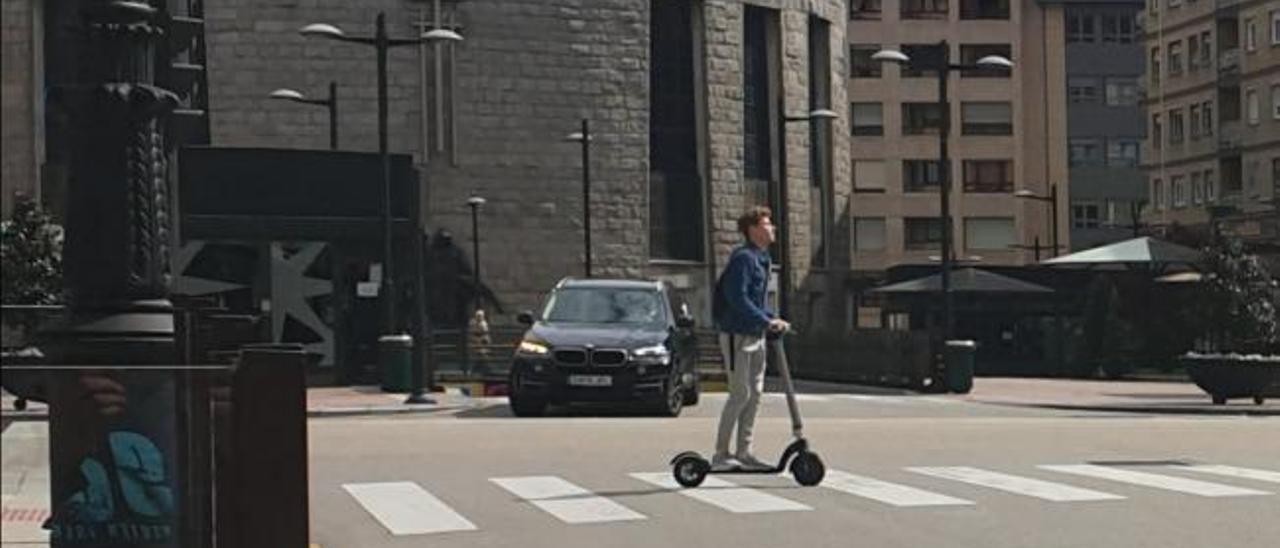 Los siete motivos por los que te podrán multar si circulas en patinete eléctrico por Oviedo