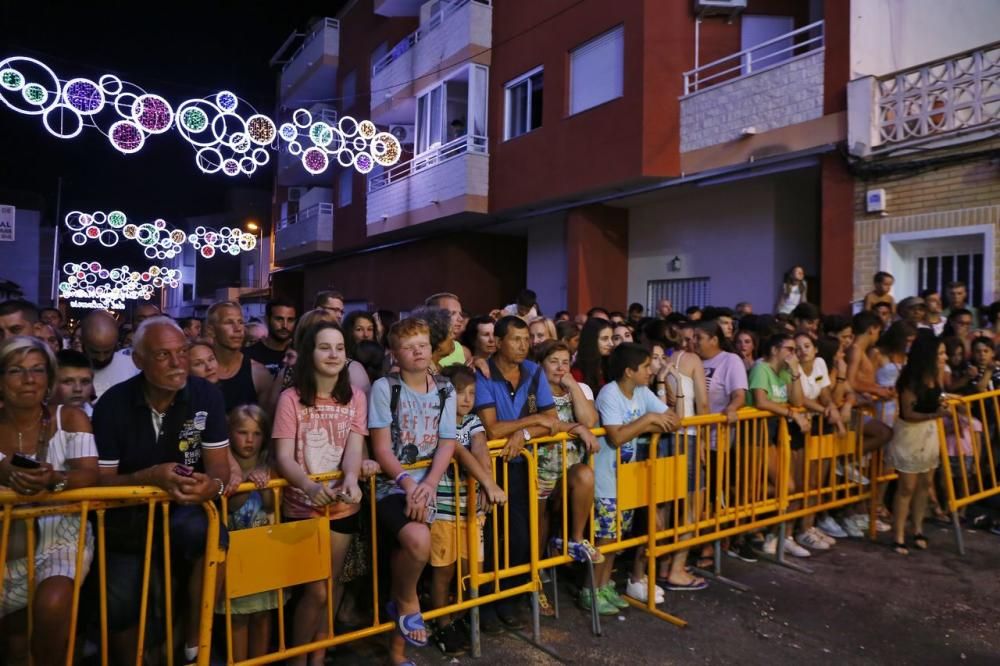 Cientos de personas, la mayoría adolescentes que quisieron disfrutar de la "cremá" y posterior "bañá" de los bomberos, se acercaron al barrio del Calvario para ver arder su hoguera