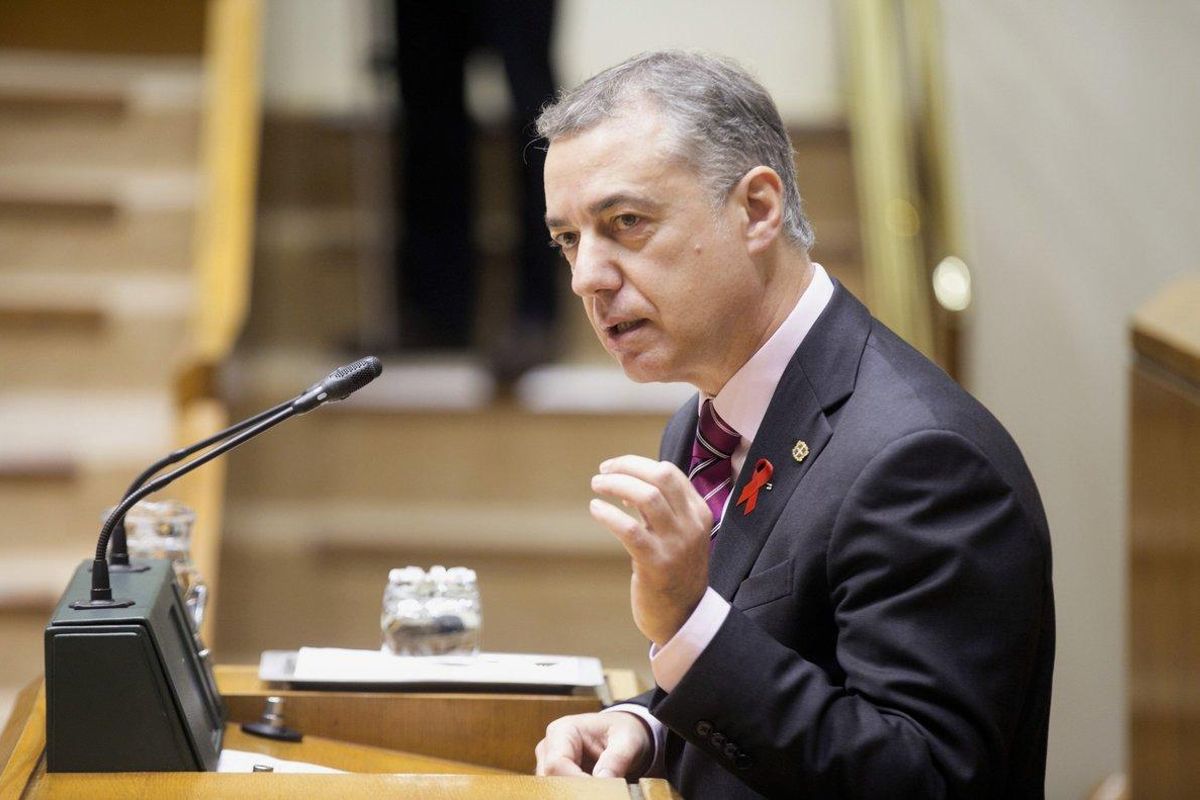 GRAF1624. VITORIA, 01/12/2017.- El lehendakari, Iñigo Urkullu, interviene en el pleno de control que hoy celebra el Parlamento Vasco, donde ha insistido en que la reforma fiscal pactada entre PNV, PSE-EE y PP es positiva porque en su conjunto va a permitir los dos objetivos prioritarios de su gobierno: garantizar los servicios públicos y favorecer la competitividad de la economía y la creación de empleo. EFE/ David Aguilar GRAF1624. VITORIA, 01/12/2017.- El lehendakari, Iñigo Urkullu, interviene en el pleno de control que hoy celebra el Parlamento Vasco, donde ha insistido en que la reforma fiscal pactada entre PNV, PSE-EE y PP es positiva porque en su conjunto va a permitir los dos objetivos prioritarios de su gobierno: garantizar los servicios públicos y favorecer la competitividad de la economía y la creación de empleo. EFE/ David Aguilar