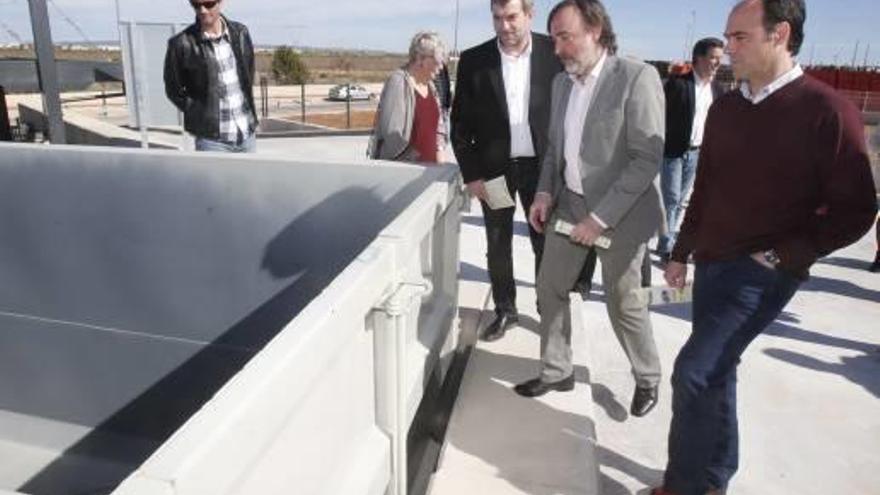 Salvador Montañana, Andreu Salom y Francesc Quesada observan uno de los contenedores.