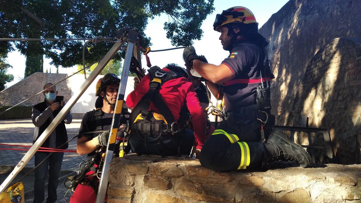 Los bomberos  inspeccionan dos pozos en la Alcazaba y Gibralfaro. Foto: Alejandro Santana Almendro