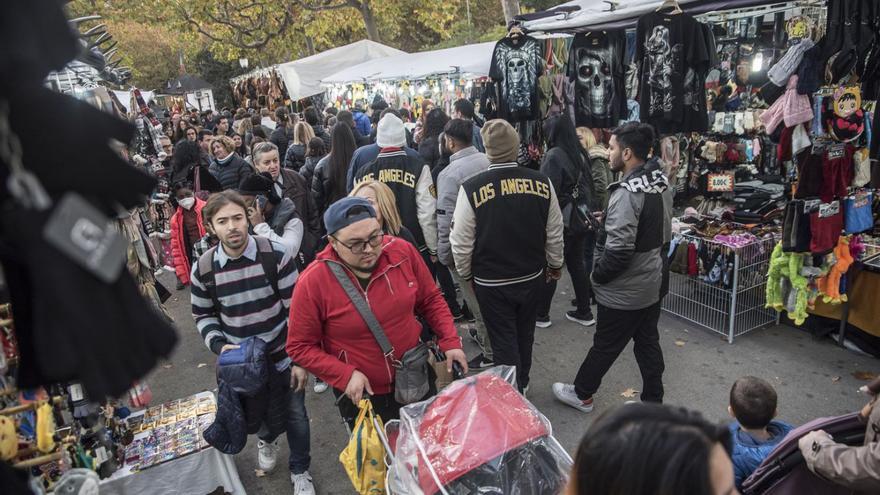 La Fira de Sant Andreu omple el Passeig però amb un nivell discret de vendes