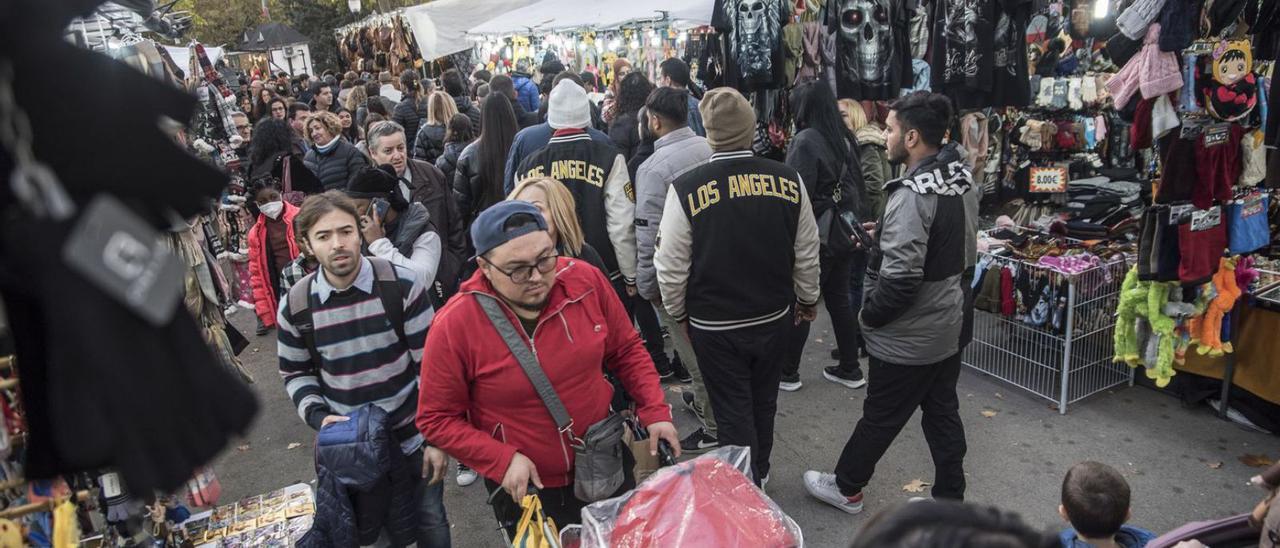 Ambient de fira amb el Passeig ple, ahir al migdia a Manresa | OSCAR BAYONA