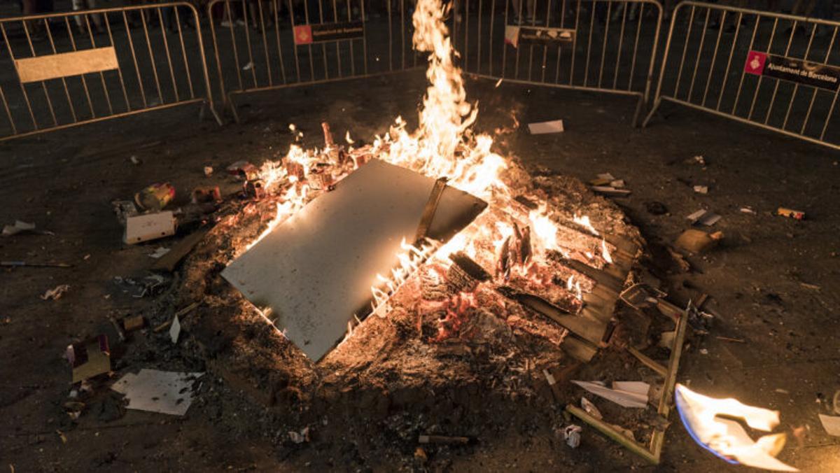 Una foguera durant la revetlla de Sant Joan Una foguera durant la revetlla de Sant Joan
