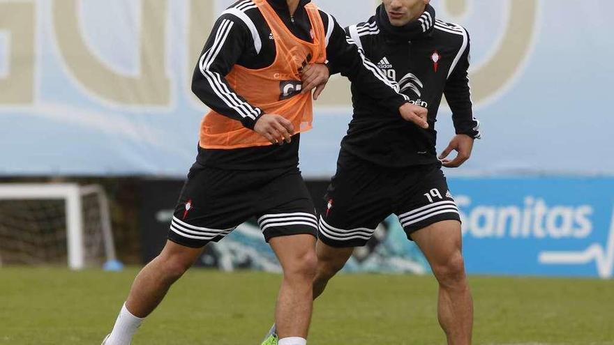 Samuel Araújo recibe el marcaje de Jonny durante un entrenamiento con el primer equipo. // R. Grobas