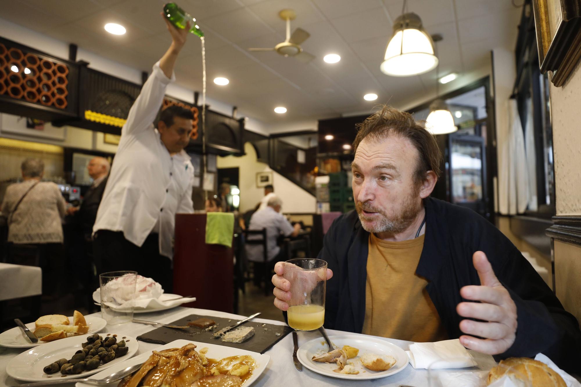 Miquel Barceló, este jueves, en la sidrería El Ovetense, en Oviedo.