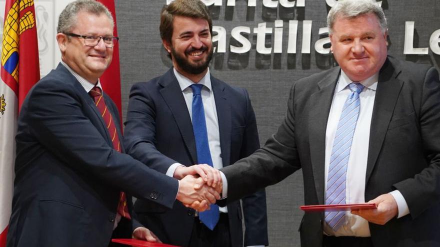 El vicepresidente Gallardo, centro, con el presidente de la Denominación de Origen Ribera de Duero, Enrique Pascual, y el consejero Dueñas. | Ical