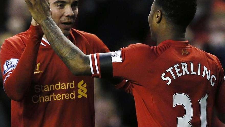 Sterling felicita a Aspas por su gol al Oldham, en la FA Cup, el pasado mes de enero. // Efe