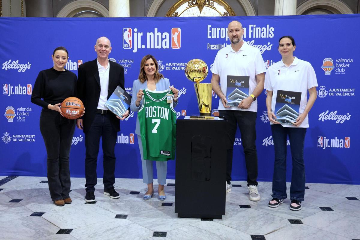 La alcaldesa de Valencia, María José Catalá, recibe a los exjugadores Dino Radja y Sonja Vasić, embajadores de la NBA y WNBA.