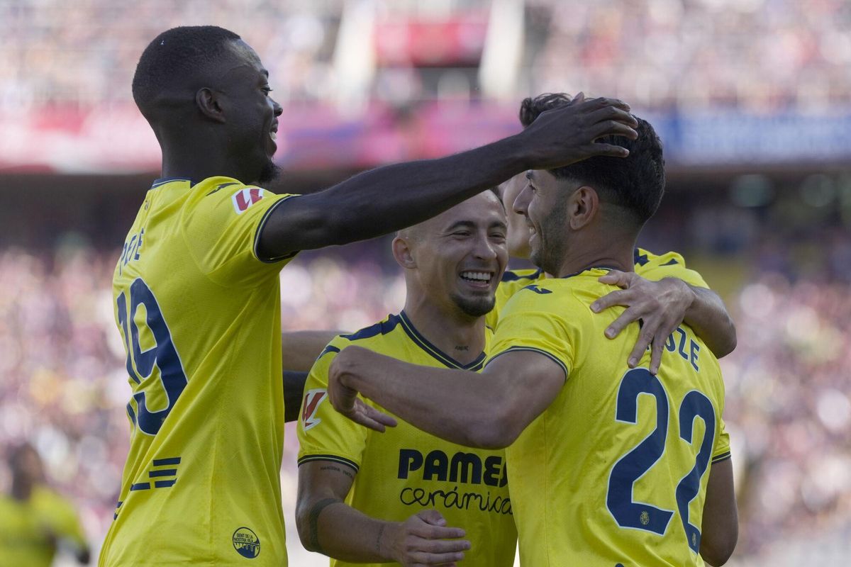 Villarreal's Ayoze Perez (R) celebrates with teammates after scoring the 0-1 goal during the Spanish LaLiga soccer match between FC Barcelona and Villarreal CF, in Barcelona, Spain, 18 May 2025. EFE/ Enric Fontcuberta