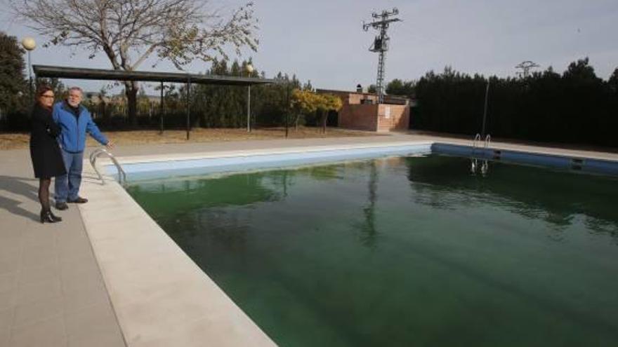 Amigó y Blasco, ayer, en su visita a la piscina municipal.