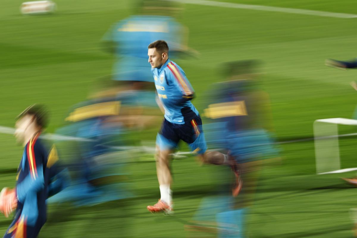 LAS ROZAS (MADRID), 11/11/2025.- El delantero de la selección española Jorge De Frutos participa en un entrenamiento este martes en la Ciudad del Fútbol de Las Rozas, en Madrid, de cara a los partidos clasificatorios para el Mundial 2026 contra Georgia y Turquía. EFE/ Rodrigo Jiménez