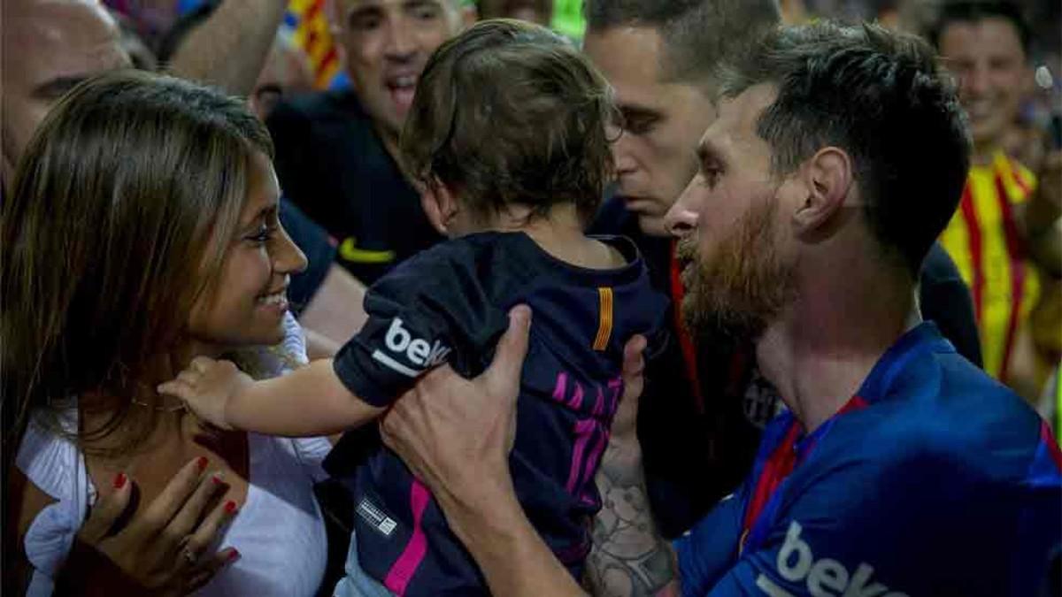 Antonella Roccuzzo, junto a Leo Messi y su hijo Mateo
