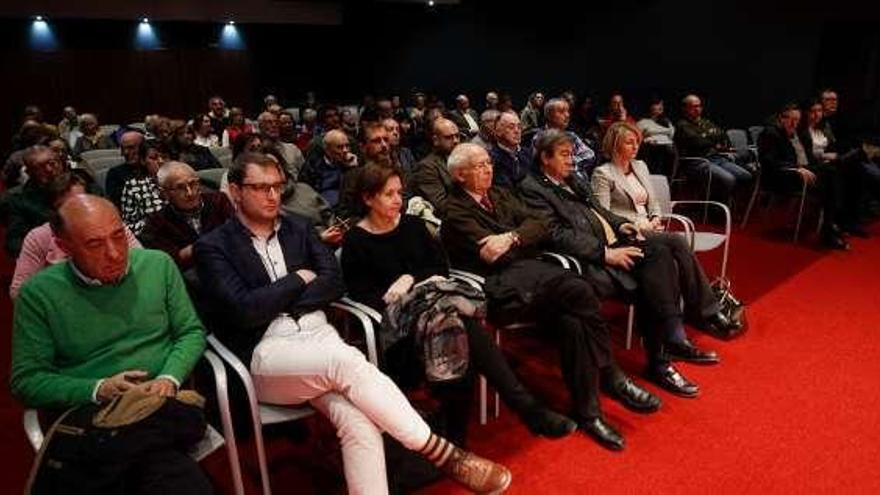 Asistentes al acto, con la alcaldesa de Gijón, Carmen Moriyón, el editor Carlos Pascual y el vicepresidente de Foro, Francisco Álvarez-Cascos, entre otros, sentados en la primera fila.
