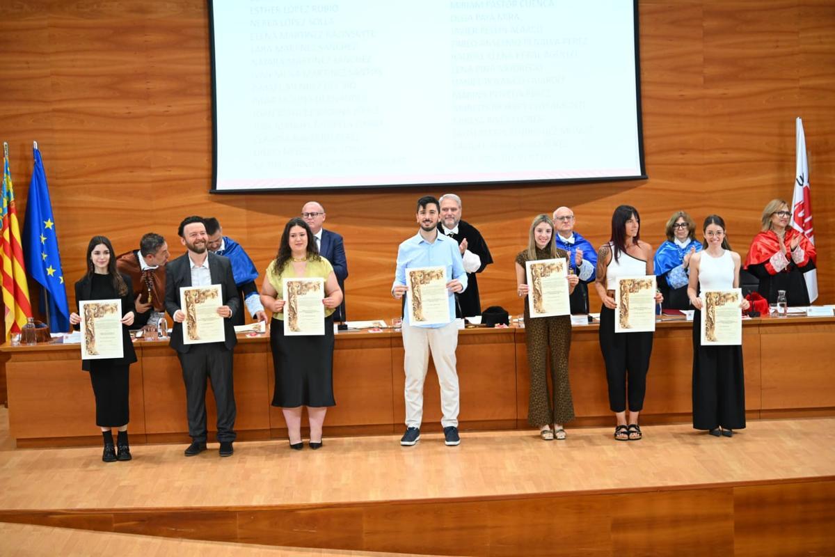 Algunos de los alumnos reconocidos por sus Premios Extraordinarios en la UMH de Elche