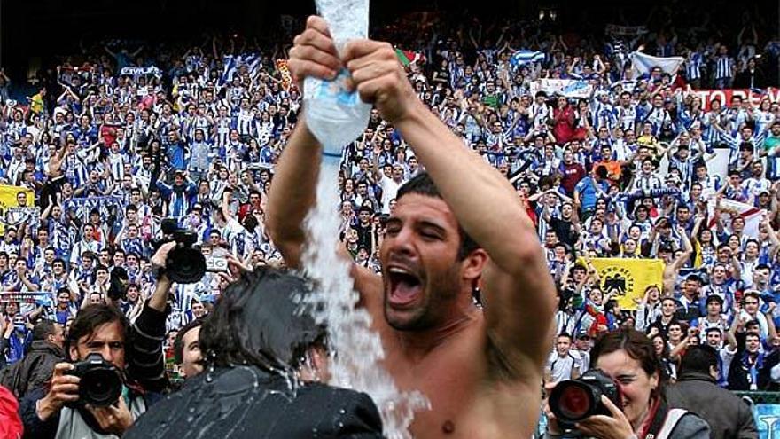 Un jugador del Alavés vacía una botella de agua sobre uno de los técnicos del cuadro vitoriano tras asegurarse la permanencia.