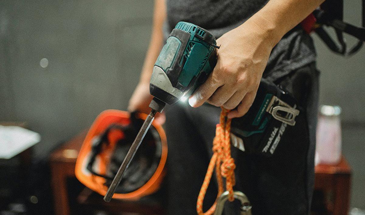 Un trabajador maneja una herramienta.