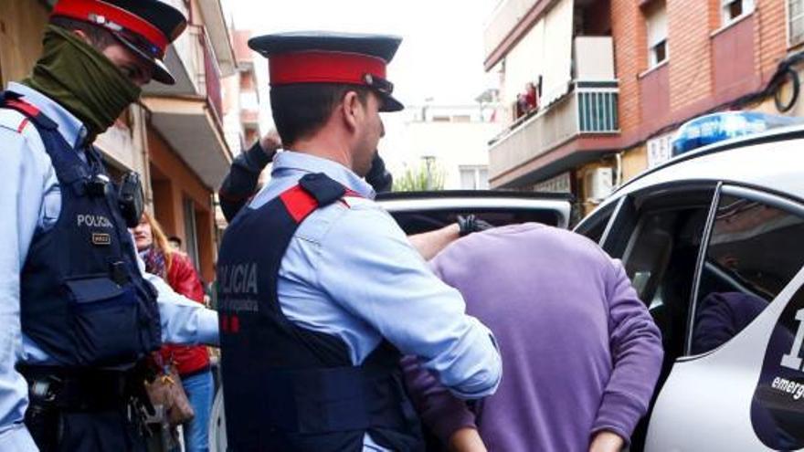 Imatge d&#039;arxiu dels Mossos d&#039;Esquadra efectuant una detenció