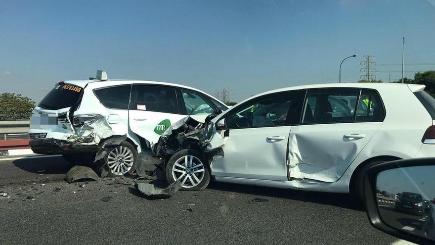 Un accidente múltiple en la Pista de Silla provoca importantes retenciones  - Levante-EMV