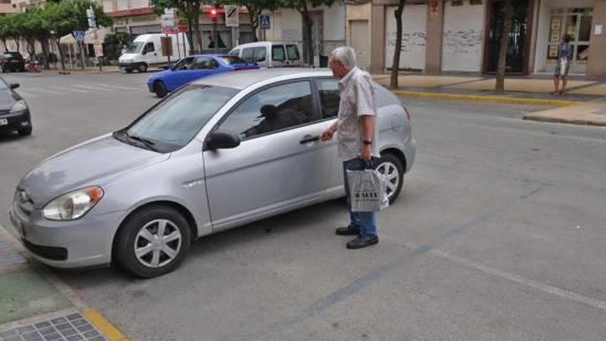 La suciedad acumulada borra las líneas de la calzada