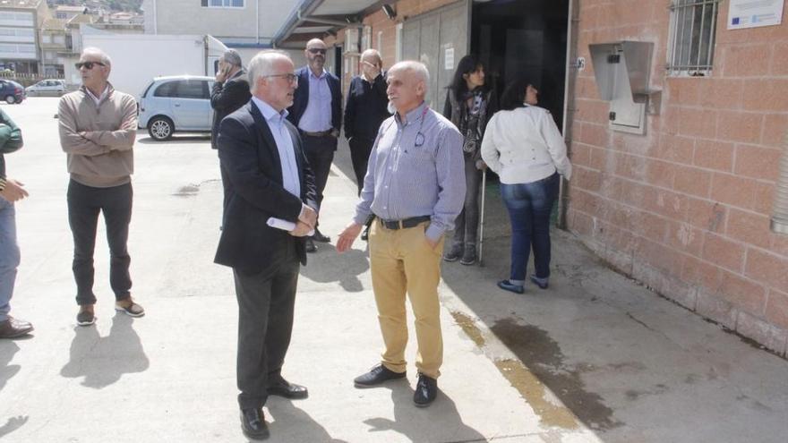 El presidente de Portos, José Juan Durán, con el patrón mayor, José Manuel Rosas, en su última visita a Bueu. Santos Álvarez