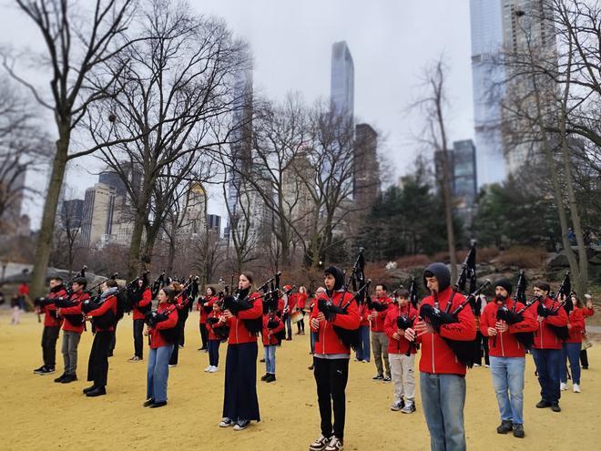 Las gaitas de Gijón se hacen oír en Central Park de Nueva York (en imágenes)