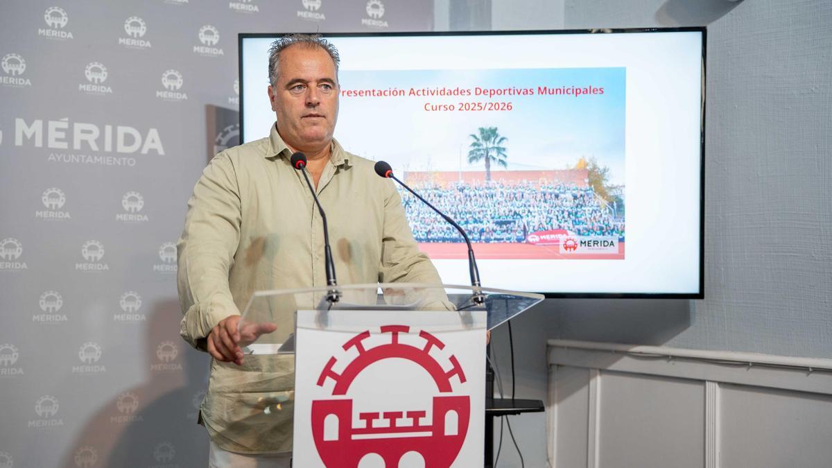 El delegado de Deportes de Mérida, Antonio Marín, en rueda de prensa