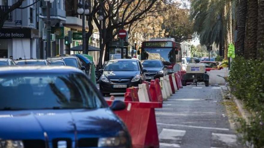 Obras en la avenida Reino de València y colapso del tráfico como consecuencia de la pérdida de un carril.