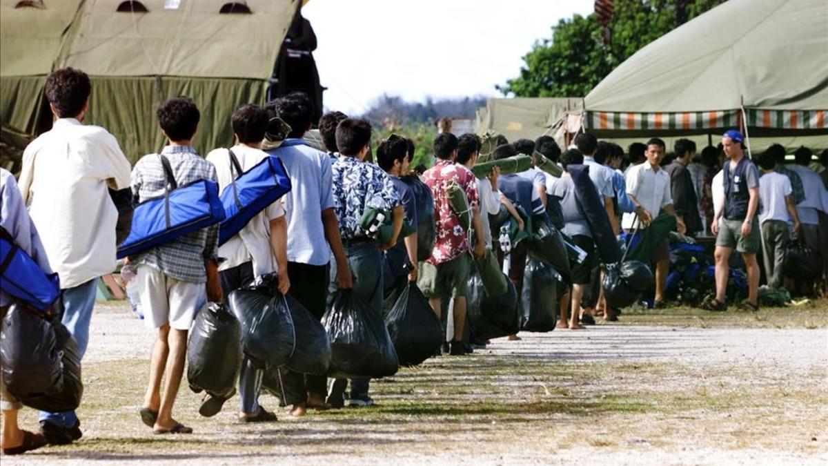 Refugiados rechazados por Austrlia llegan a Nauru