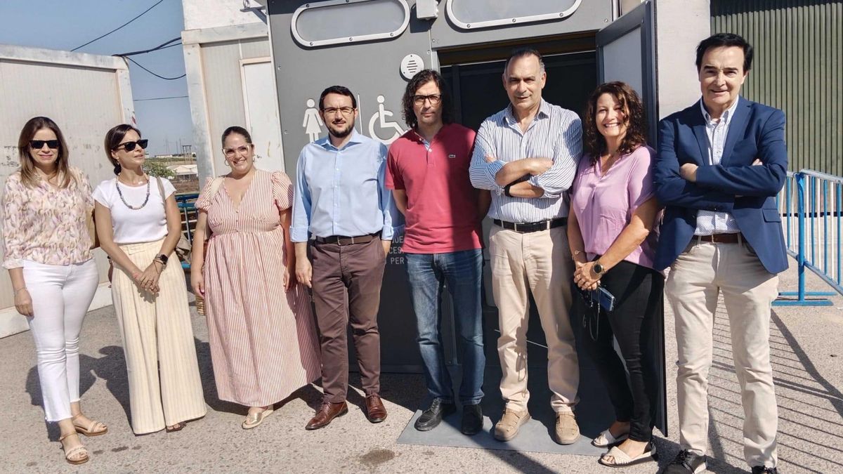 Autoridades de Villafranca y la Diputación de Badajoz y miembros de Apamex, ante la cabina.