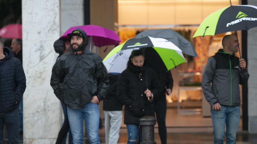 La lluvia y el viento no ha dejado salir al Santo Entierro