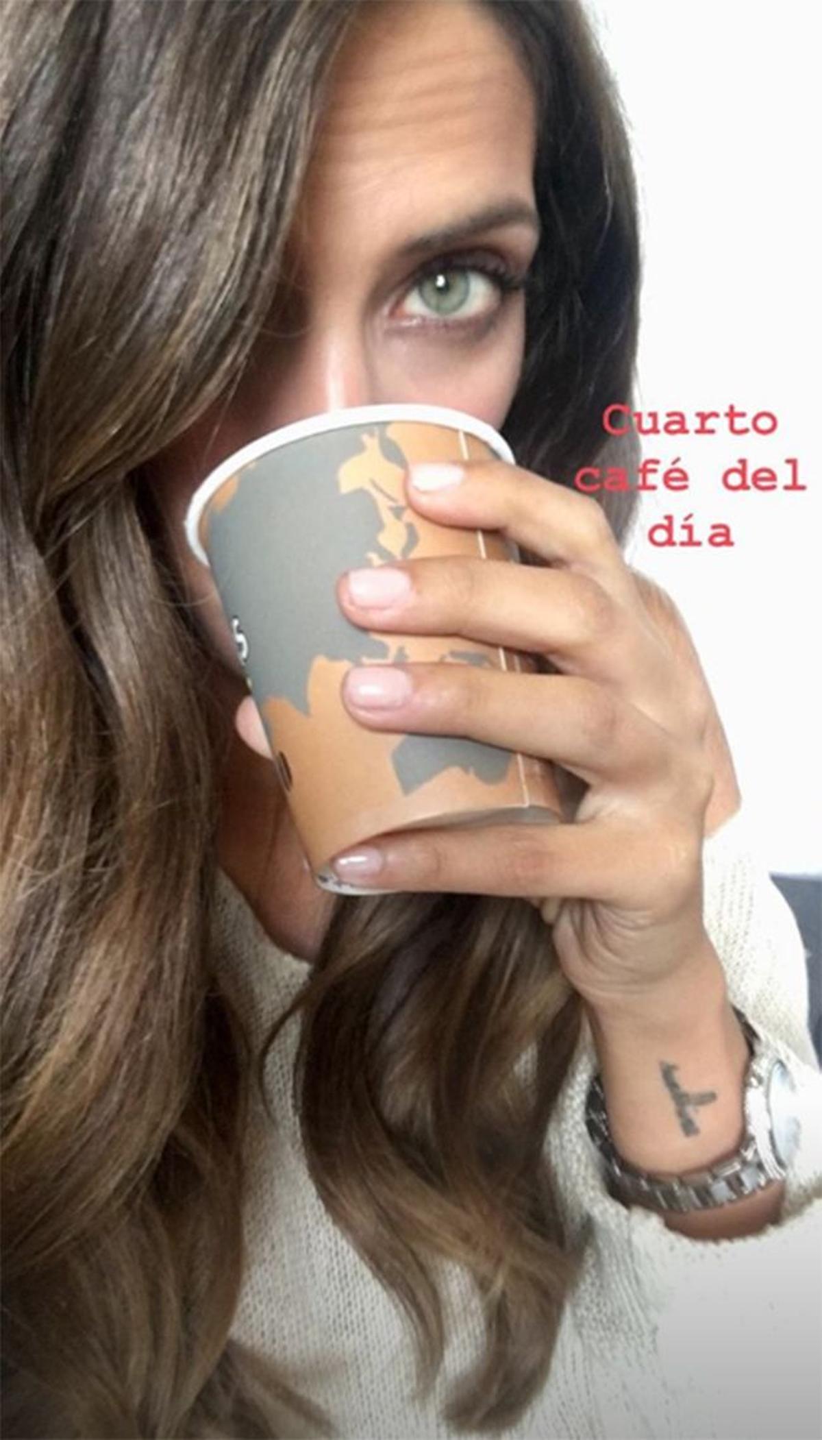 Sara Carbonero tomándose un café